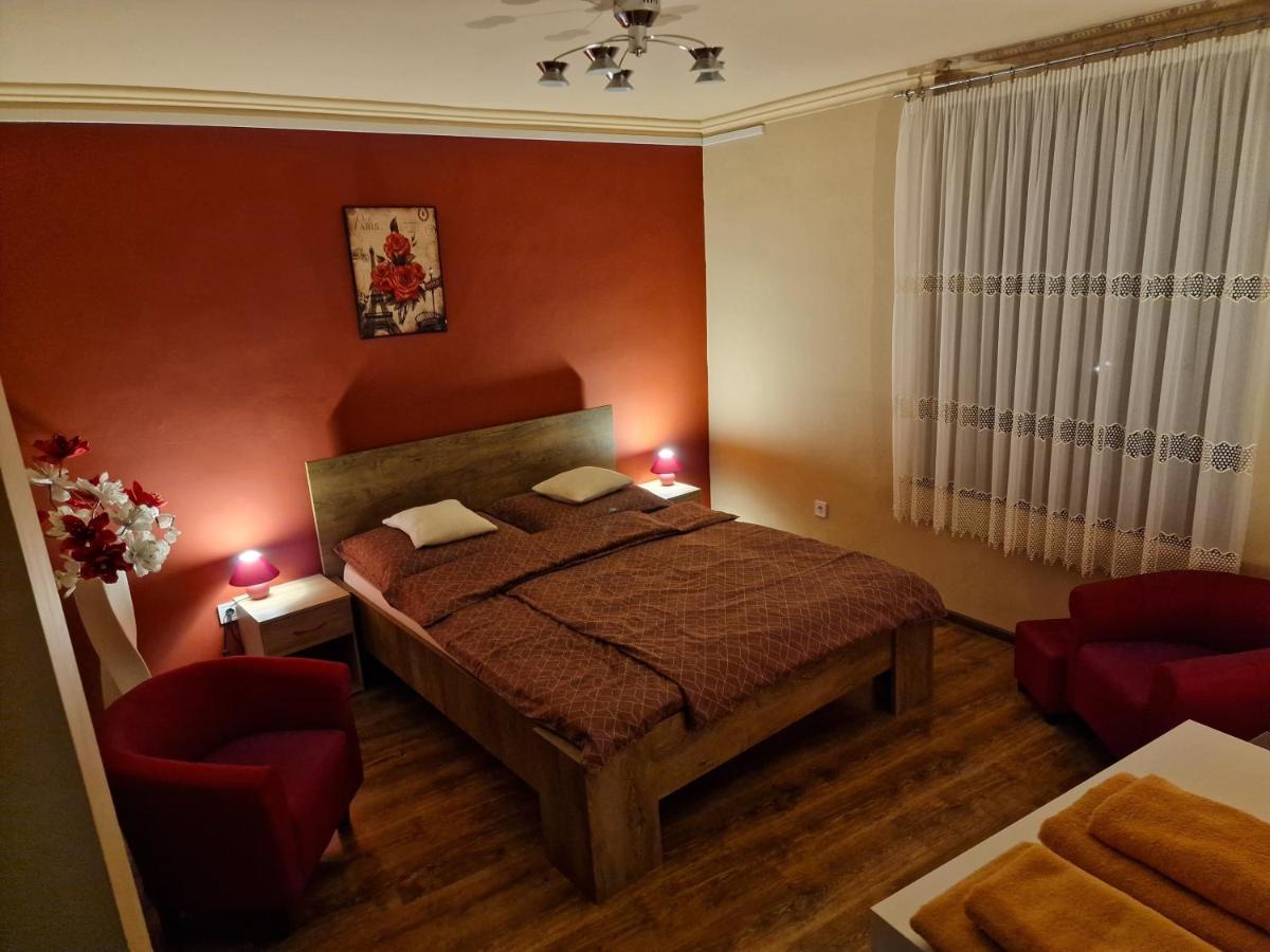 Matyas Apartman Tata Eksteriør bilde
